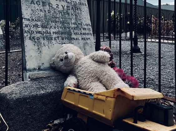 Загадка 134-летней могилы ребенка, которой кто-то до сих пор приносит игрушки