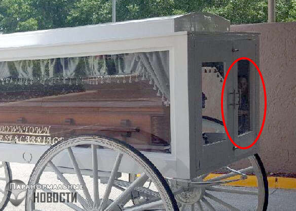 В катафалке рядом с гробом засняли лицо покойницы
