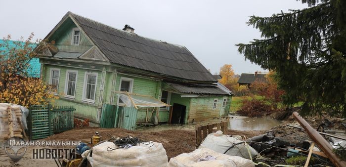 В Вологодской области на «проклятом месте» дом медленно уходит под землю