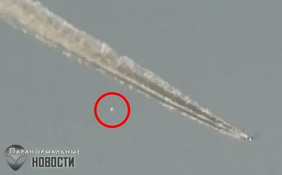 Житель Колорадо заснял самолет, создающий химтрейлы, и летающий рядом НЛО