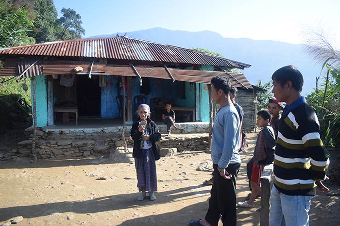 Кидающийся камнями невидимка преследует семью из Бутана