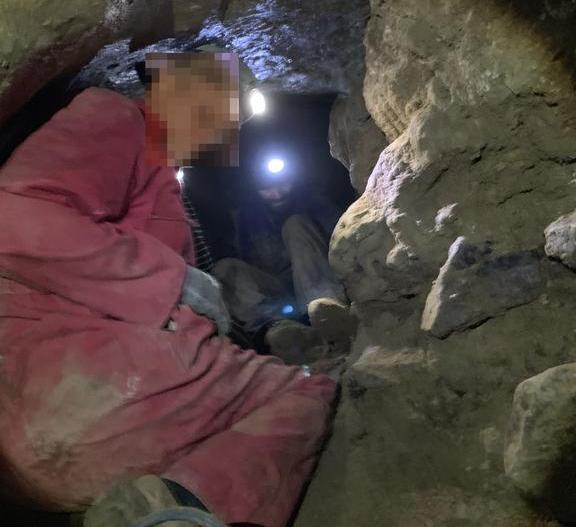 В Новой Зеландии тайная группа людей раскапывает пещеру, чтобы найти следы гигантов, и они уже нашли странную кость