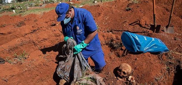 В Бразилии раскапывают старые могилы, чтобы на их месте хоронить погибших от Covid-19