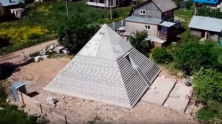 Зачем под Санкт-Петербургом построили копию пирамиды Хеопса