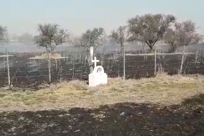 Мистика на пожаре в Аргентине: Огонь уничтожил все вокруг, но не тронул мемориал погибшему ребенку