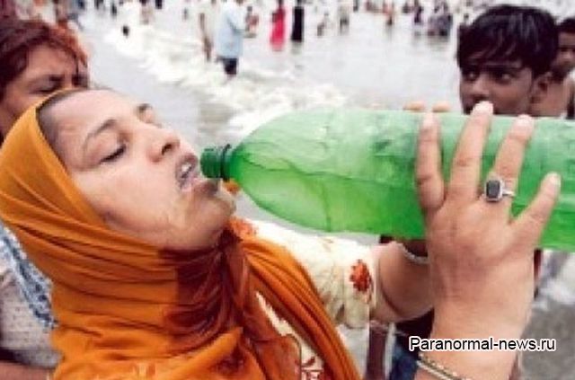 Чудо в Мумбаи: Соленая вода внезапно стала сладкой и люди пили ее и купались, в надежде получить благословение