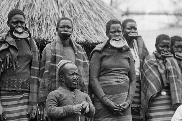 Этих африканцев показывали в США как экзотических дикарей, а когда им это надоело, они прокляли своего шоумена и тот умер
