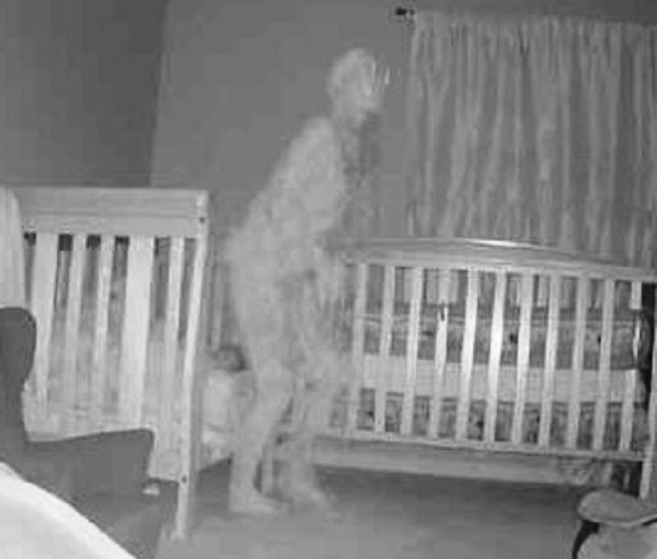 Камера засняла рогатого демона возле кровати с ребенком