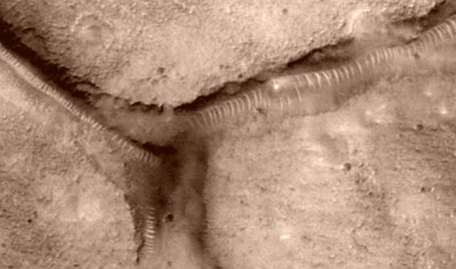 Странные «трубы» Марса: Естественная аномалия или что-то иное?