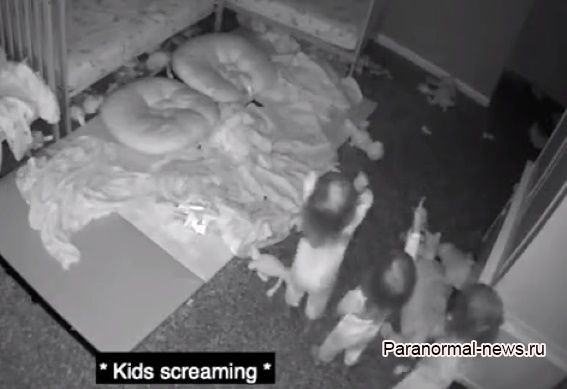 Малышки-тройняшки разом увидели монстра на стене и их реакция напугала как мать, так и пользователей интернета