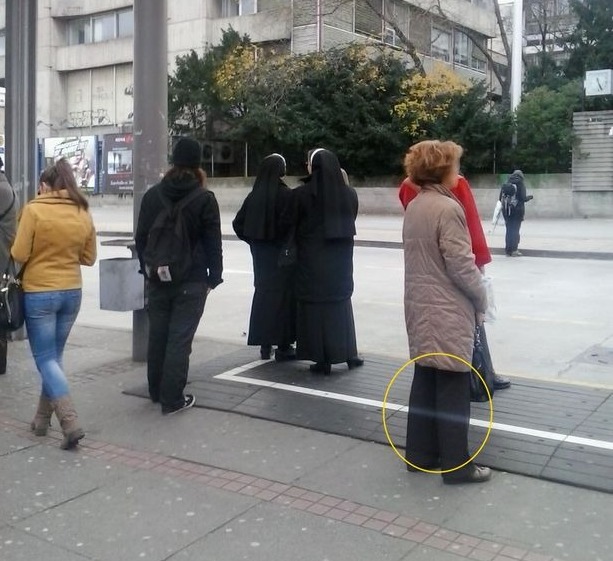 Женщина с «призрачными ногами» обнаружена на фотографии обычной автобусной остановки в Хорватии