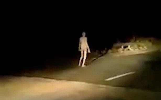 Гуманоид или больной человек? На дороге в Индии засняли «живой скелет»