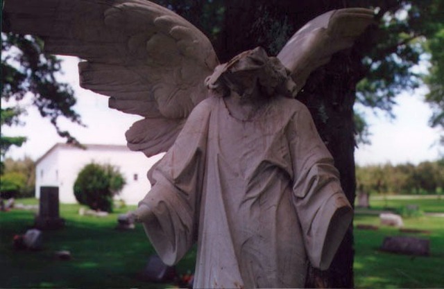 Фигуру Ангела на кладбище обезглавили и лишили рук из-за слухов, что он убивает людей и животных