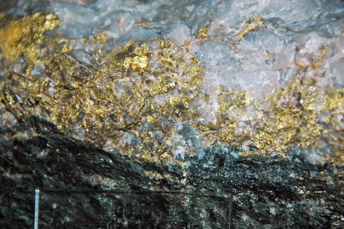 150 лет люди ищут затерянный золотой рудник в горах Аризоны и часто пропадают без вести или погибают