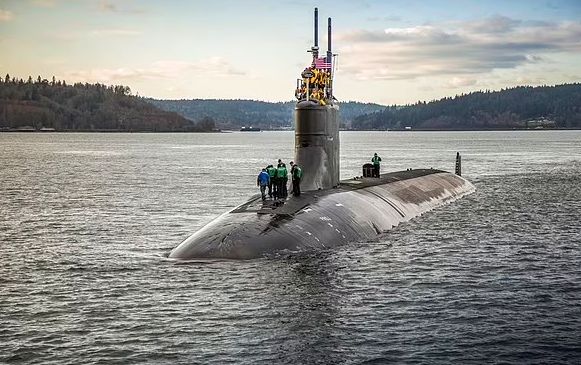 Подводная лодка США столкнулась с неизвестным подводным объектом