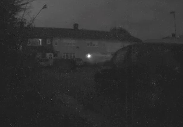 «Словно невидимка идет с фонариком»: загадочный призрачный огонек попал на камеру наблюдения