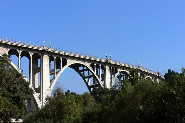 Мост самоубийц в Лос-Анджелесе, страшный как сверху, так и внизу