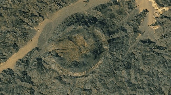 Словно огромный НЛО приземлился здесь: В Египте обнаружен огромный круг, прорезавший горы