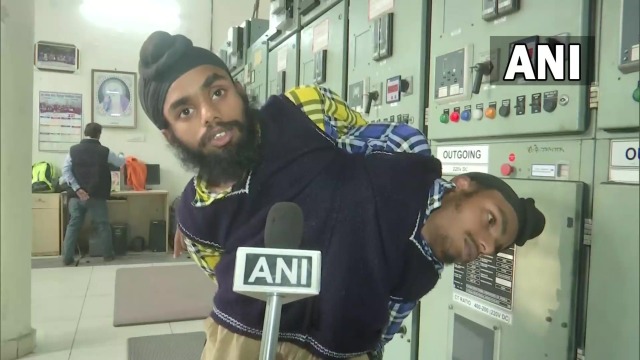 Индийские близнецы с одним телом на двоих работают электриками