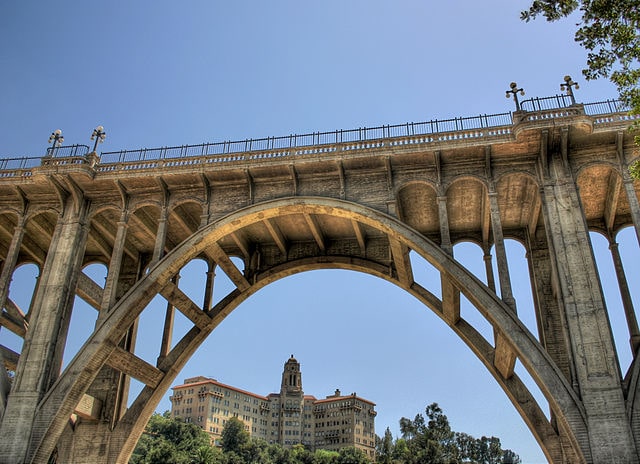 Мост самоубийц в Лос-Анджелесе, страшный как сверху, так и внизу