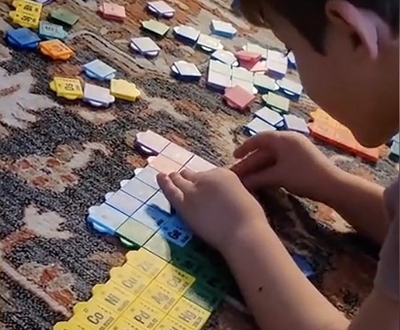 5-летний мальчик-аутист пишет на 10 языках и знает все страны мира
