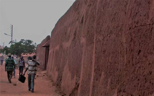 Кто построил массивные стены в Нигерии?