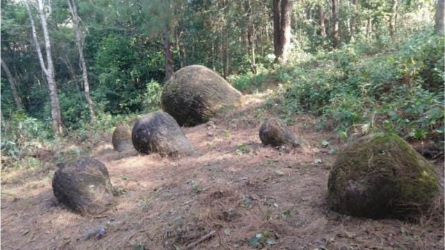 В Индии найдены загадочные каменные кувшины, похожие на те, что находятся в Долине Кувшинов Лаоса