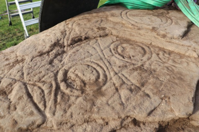 Древний камень с загадочными символами найден в Шотландии