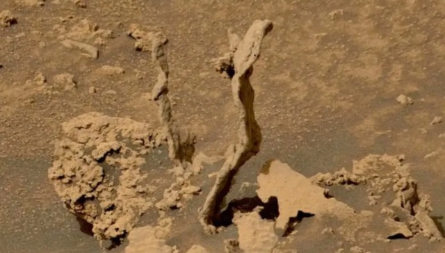 На Марсе обнаружены таинственные «столбики»