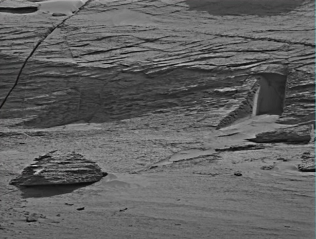 «Вход в ангар» обнаружен на фото с Марса