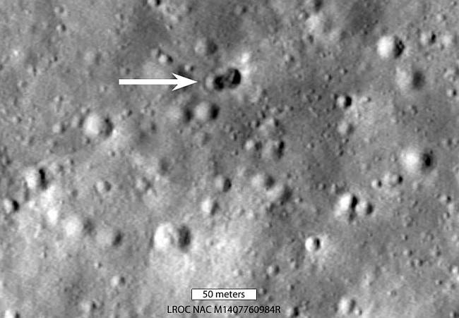 Странный двойной кратер на Луне приписывают взрыву неизвестного космического аппарата