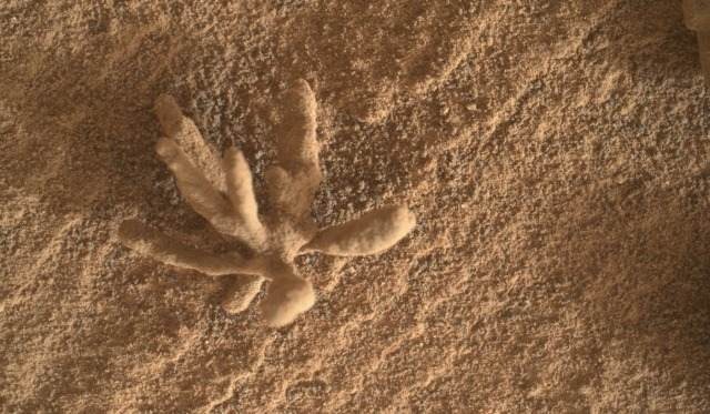 На Марсе обнаружены таинственные «столбики»