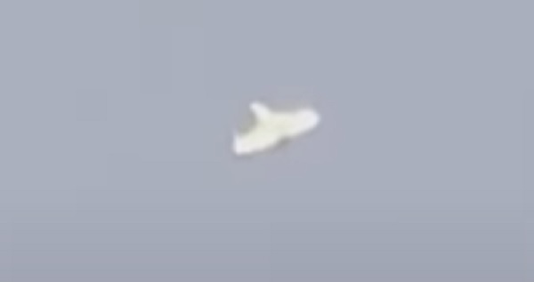 Белый НЛО в форме шляпы заснят над домом в Бразилии