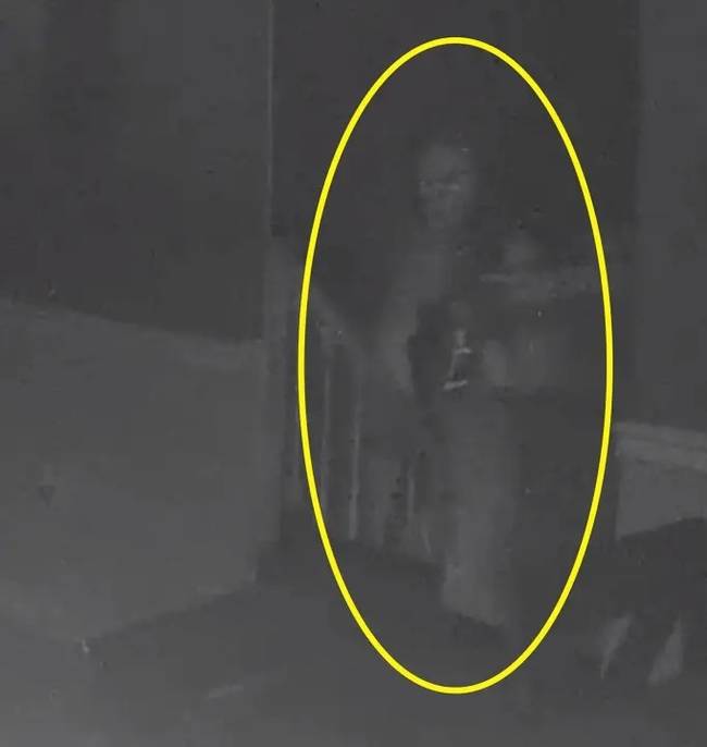 Камера наблюдения в доме засняла клоуна-призрака