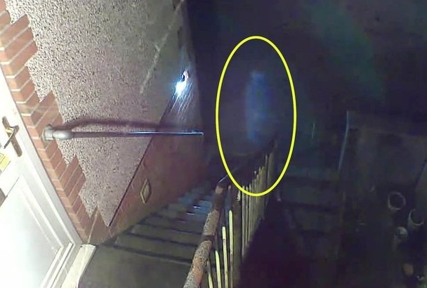 Камера засняла призрака на лестнице