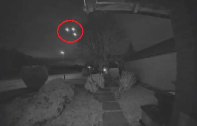 Камера наблюдения засняла огромный треугольный НЛО, проплывающий над домами