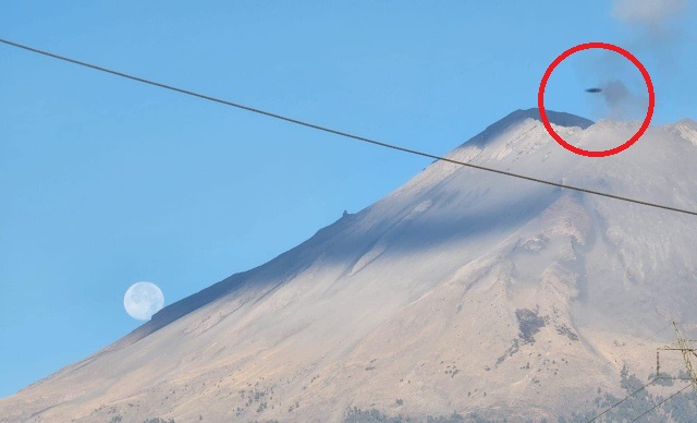 Черный диск НЛО сфотографирован над вулканом в Мексике