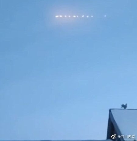 НЛО в виде цепочки огней в небе над Китаем