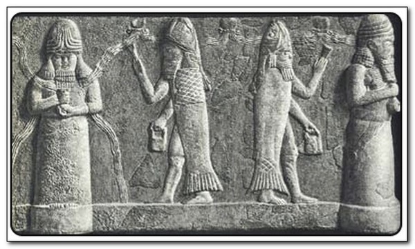 Странные «сумки» в руках древних богов разных культур