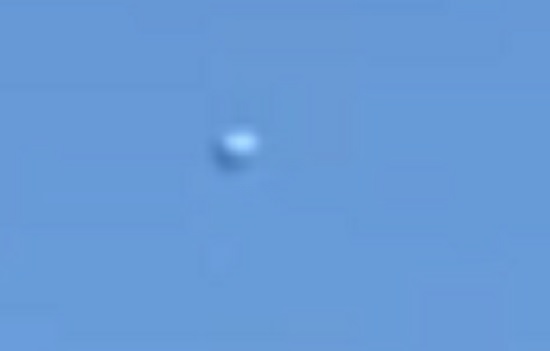 На видео заснято как два металлических шара-НЛО растворились в воздухе