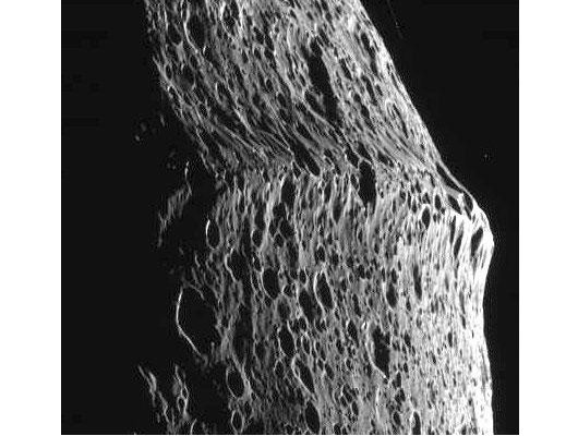 Спутники Сатурна покрыты странным камуфляжем