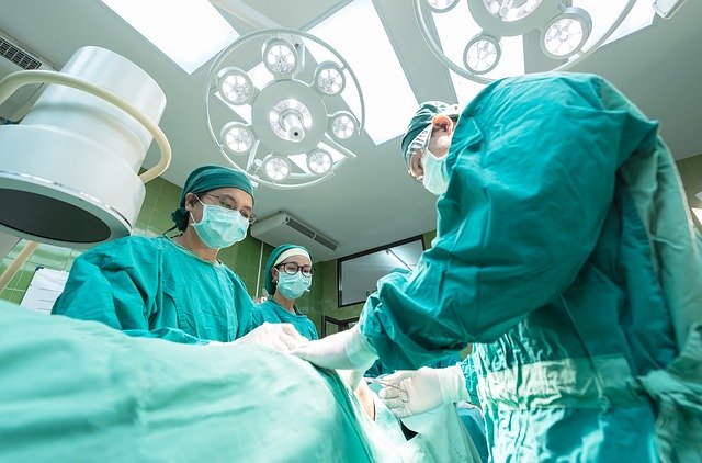 6 самых невероятных хирургических операций в истории