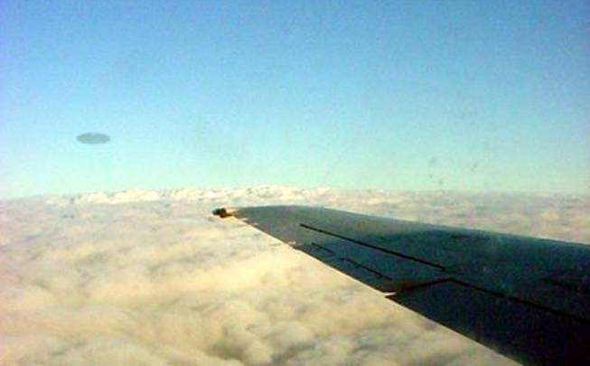 Опасны ли НЛО для самолётов?