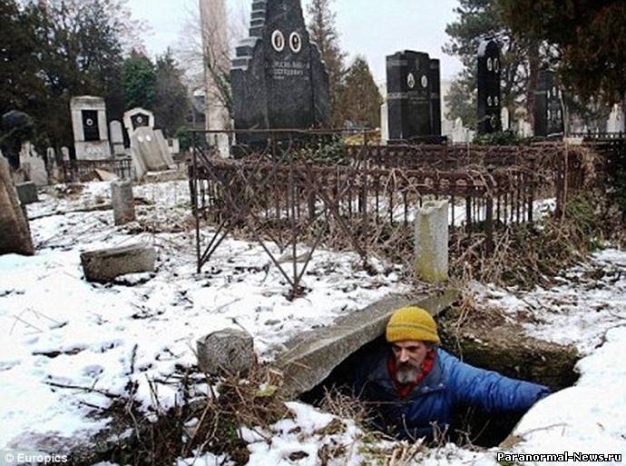 Бомж 15 лет живет в могиле на кладбище
