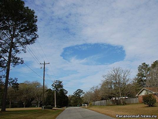 Круглые дыры в облаках над городами штата Флориды