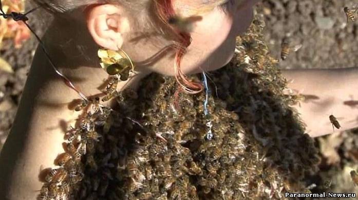 В США женщина медитирует с тысячами насекомых на теле