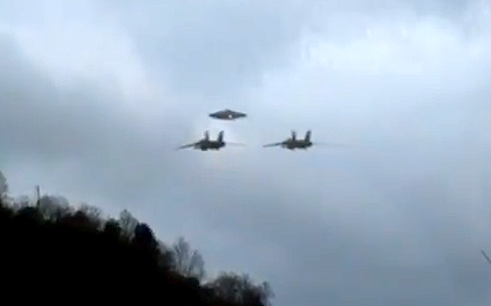 Два военных самолета сопровождают НЛО в Италии