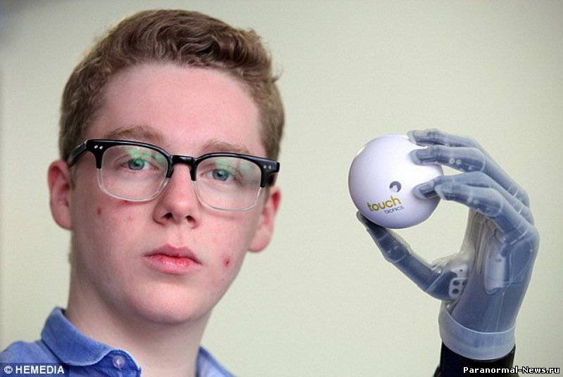 Подросток управляет бионической рукой при помощи смартфона
