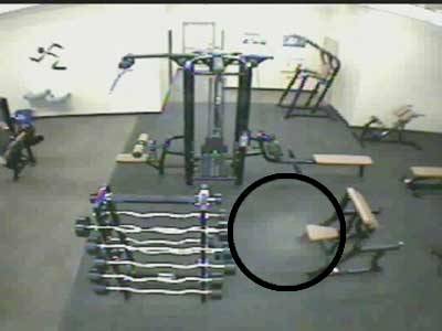 Камера наблюдения засняла призрака в канзасском фитнесс-клубе.