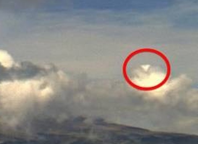 Облачный треугольник над вулканом Попокатепетль